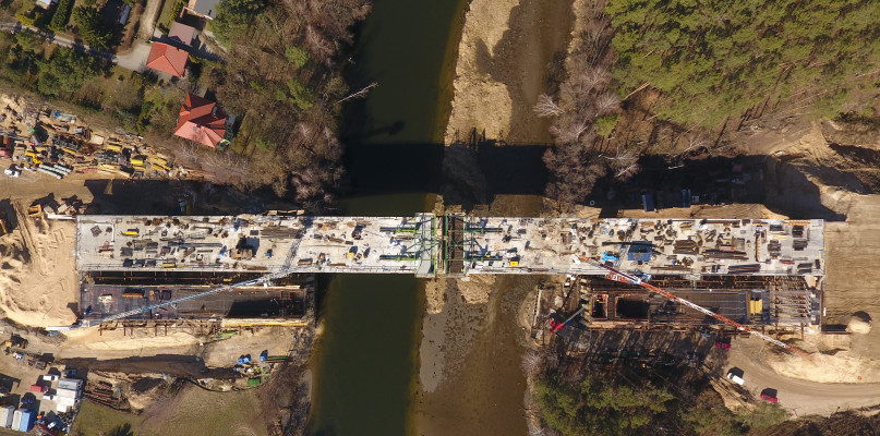 Budowa mostu przez rzekę Brdę w Tryszczynie nie zwalnia tempa fot. GDDKiA