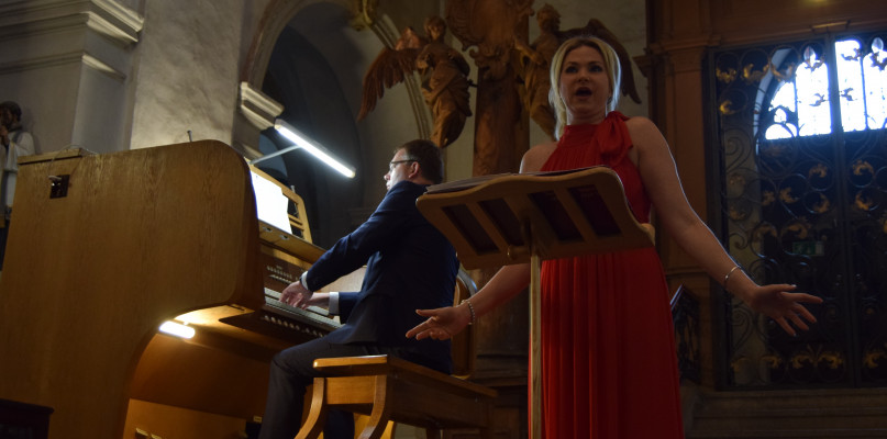 Podczas niedzielnego koncertu w koronowskiej świątyni, dwójka artystów zaprezentowała głównie muzykę operową z elementami sacrum fot. redakcja