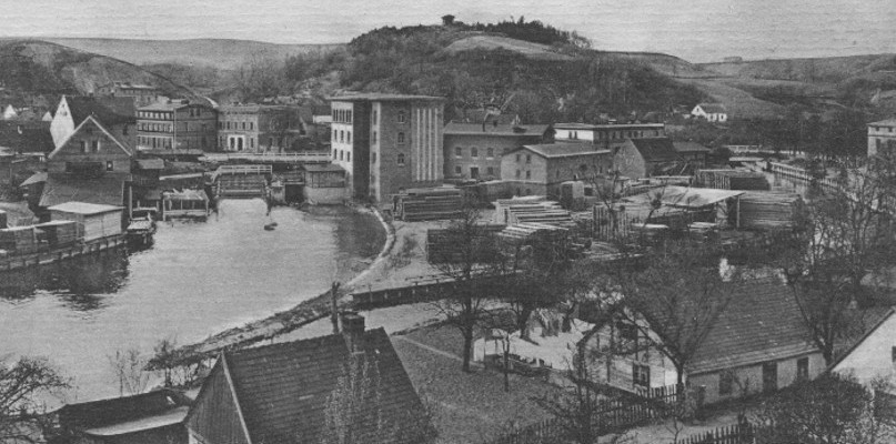 Widok na zespół młyński od południowego wschodu. Rok około 1910. Pocztówka wydana przez Franciszka Poklękowskiego