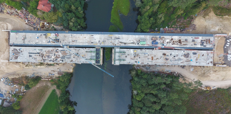 W Tryszczynie na moście przez Brdę trwa ustawianie krawężników i desek gzymsowych na jezdni prawej oraz iniekcja kanałów kablowych fot. GDDKiA