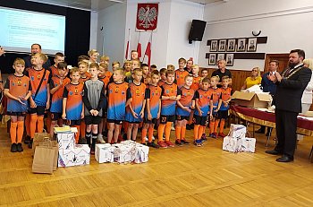  Młodzi piłkarze z nagrodzeni podczas sesji Rady Miejskiej w Koronowie!-606