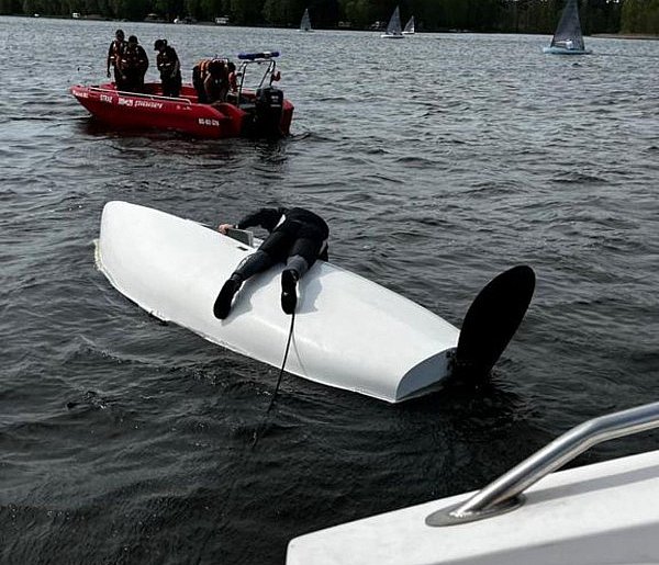 Podmuch wiatru sprawił, że łódź przewróciła się na Zalewie Koronowskim [VIDEO]-10066