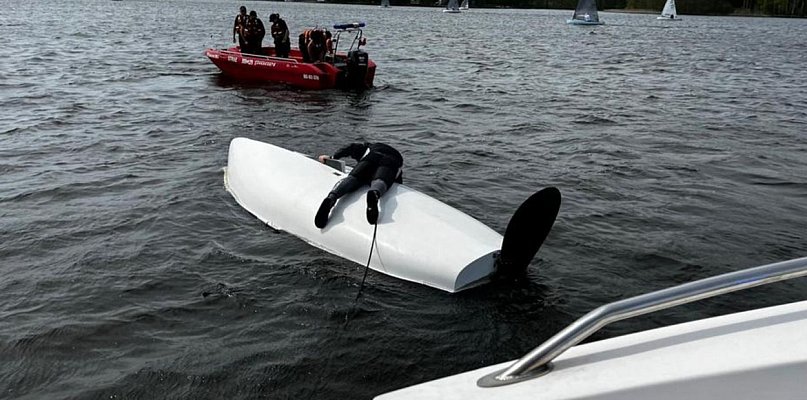 Podmuch wiatru sprawił, że łódź przewróciła się na Zalewie Koronowskim [VIDEO] - 10066