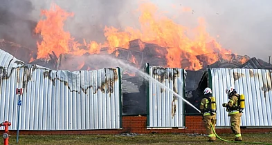 REGION: Strażacy gaszą pożar hali zakładu papierniczego-12274