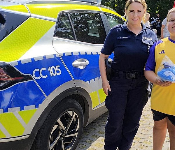 Koronowscy policjanci na charytatywnym festynie w Pieczyskach-13619