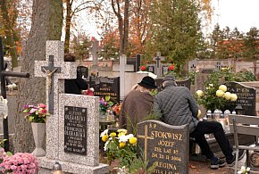 Savoir-vivre na 1 listopada. Jak się zachować podczas wizyty na cmentarzu?-14089