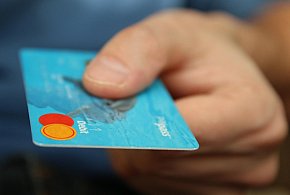 Fiskus skontroluje płatności kartą Polaków? Resort zabiera głos-14192