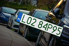 Tablice z zielonymi napisami na kolejnych autach. Nie chodzi o "elektryki"-14434