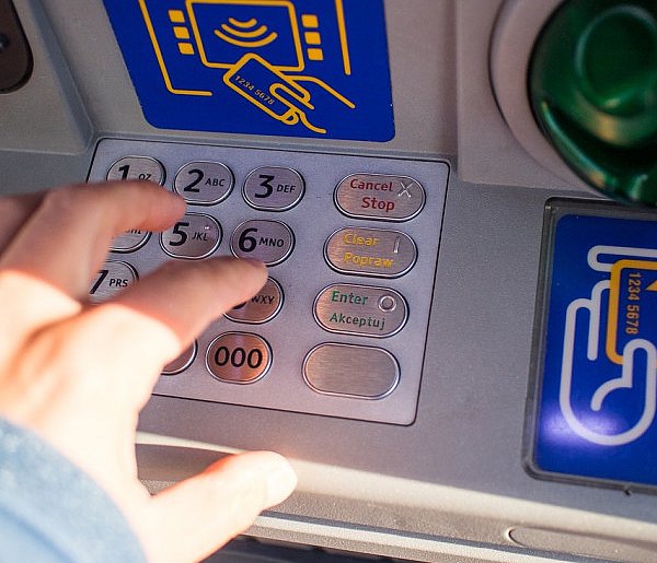 Z kont znikały pieniądze. Policja i bank badają ogólnopolski incydent-14060