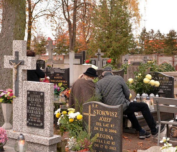 Savoir-vivre na 1 listopada. Jak się zachować podczas wizyty na cmentarzu?-14089